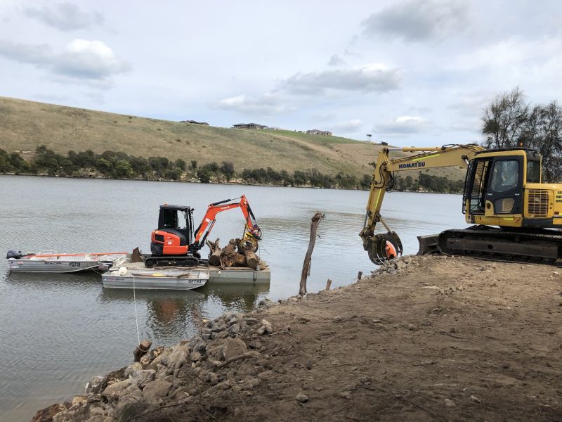 installing fish habitat in the Hopkins River